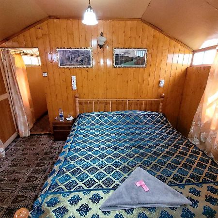 Tashkand Houseboat Srīnagar Kültér fotó