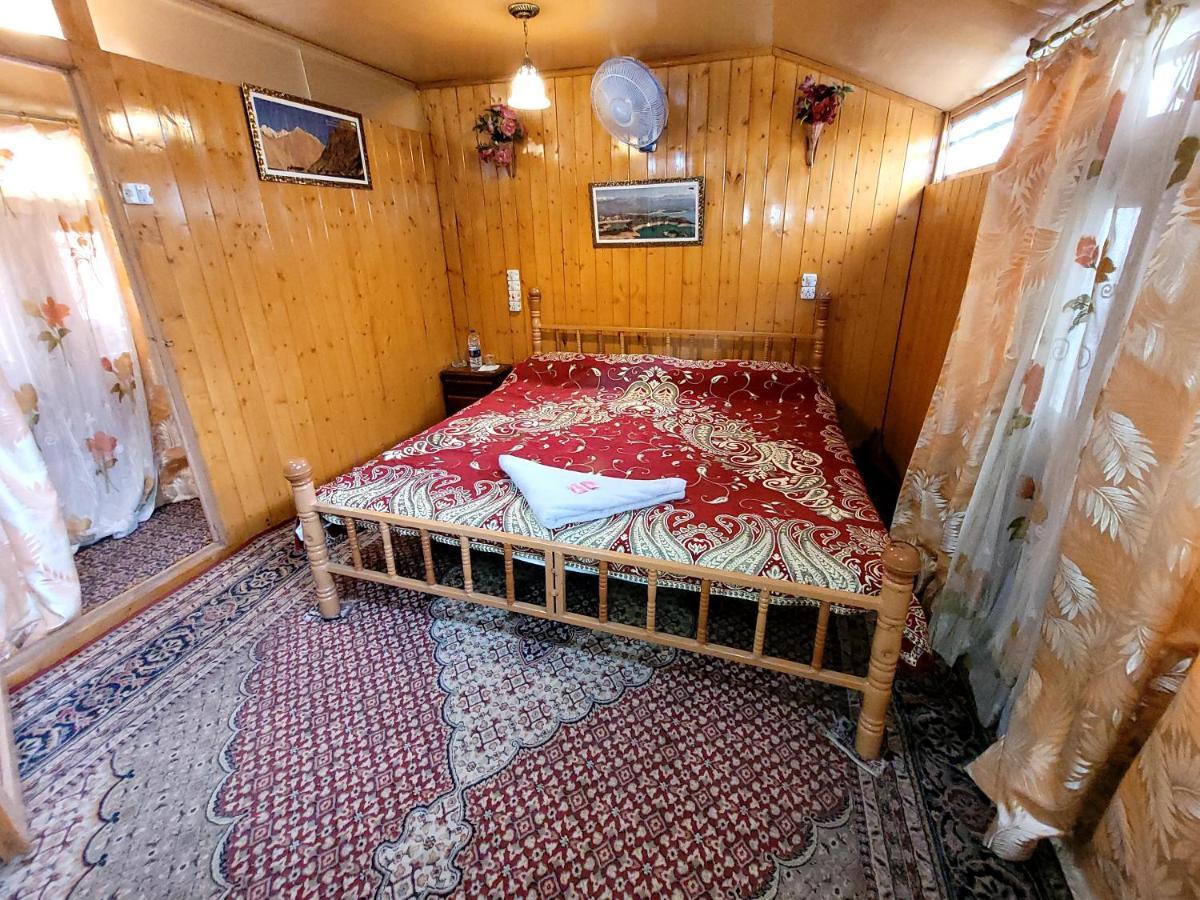 Tashkand Houseboat Srīnagar Kültér fotó
