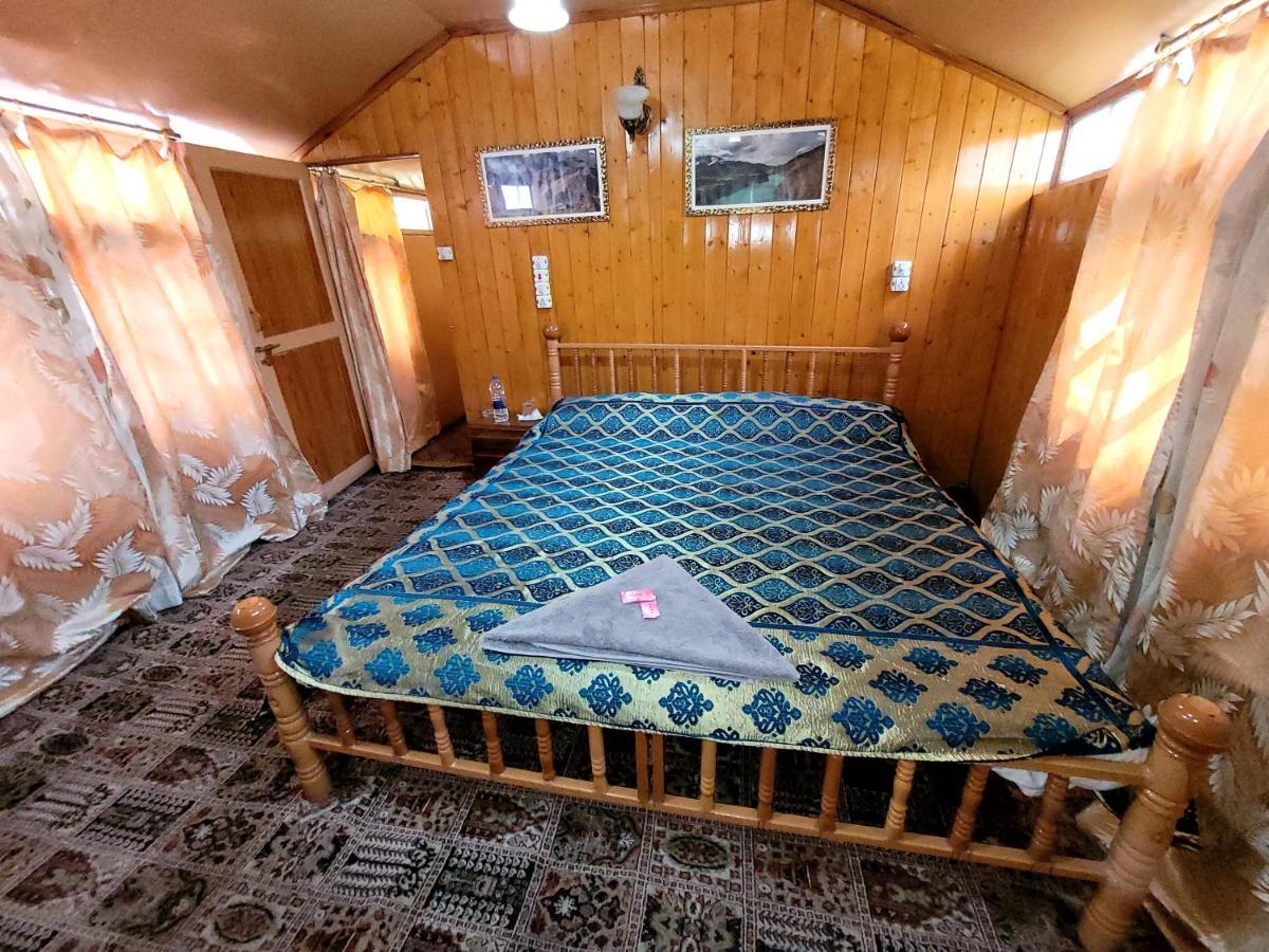 Tashkand Houseboat Srīnagar Kültér fotó